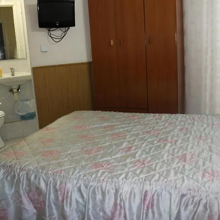 Ribagorza Pensión *